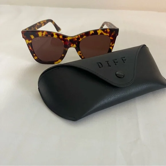 Diff Brown Oversized Tortoiseshell Sunglasses - Picture 2 of 6